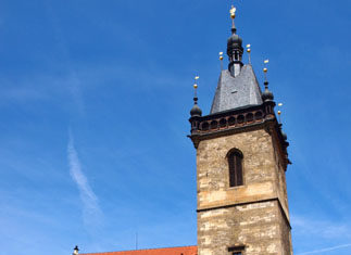 DOBY LETNÍCH DOVOLENÝCH KONČÍ A NOVOMĚSTSKÁ RADNICE OŽÍVÁ