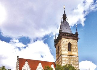 NOVOMĚSTSKOU RADNICI ROZZÁŘÍ JARNÍ PROGRAM