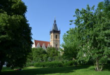 Novoměstská radnice s otevřenou náručí