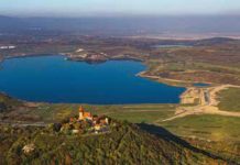 Jezero Most je mořem na severu