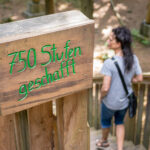 z Baumkronenweg Schild Stufen