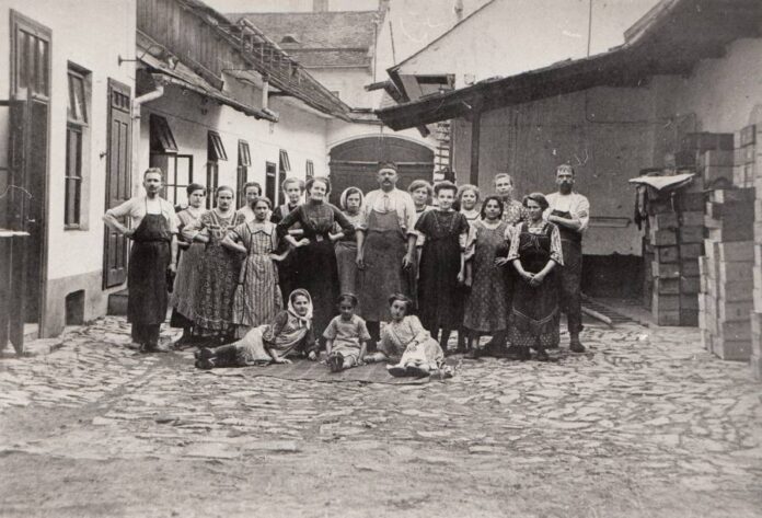 Foto_A.W._Olomoucké_tvarůžky_Alois_Wessels_v_roce_1909_se_zaměstnanci_ve_výrobně_tvarůžků_v_Lošticích